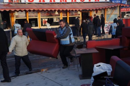 Avcılar sahilindeki 24 işyeri yıkıldı