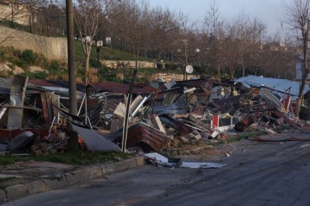 Avcılar sahilindeki 24 işyeri yıkıldı