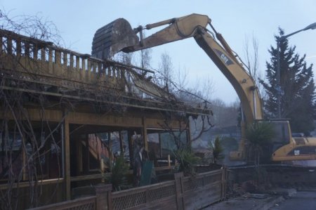 Avcılar sahilindeki 24 işyeri yıkıldı