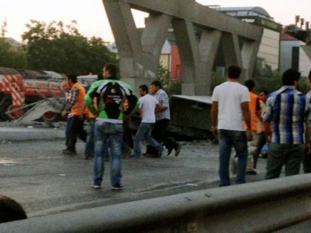 Avcılar'da Metrobüs Köprüsünün Çökme Anı Kamerada