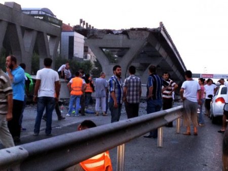 Avcılar'da Metrobüs Köprüsünün Çökme Anı Kamerada