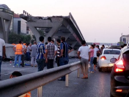 Avcılar'da Metrobüs Köprüsünün Çökme Anı Kamerada