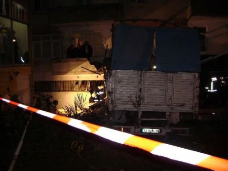Avize Dükkanına Kamyon Girdi, Kaza Anı Saniye Saniye Kaydedildi