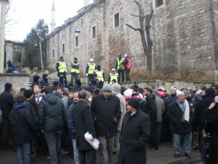 Avluya Sığamayan Kalabalık Caddelere Taştı