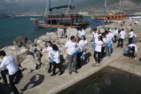 Avm Çalışanları Çevre Günü'nde Sahilde Çöp Topladı
