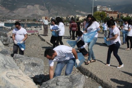 Avm Çalışanları Çevre Günü'nde Sahilde Çöp Topladı