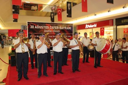 AVM'de bando konseri ilgi gördü