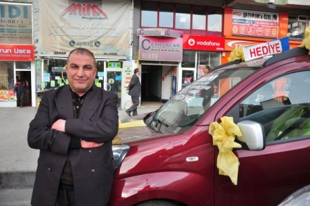 Avm'lerle Mücadele İçin 50 Liralık Çorap Alana Araba Veriyor