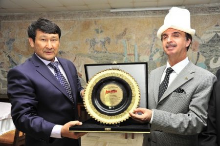 Avrasya’dan başkan Keskin’e ‘Üstün Hizmet Nişanı’