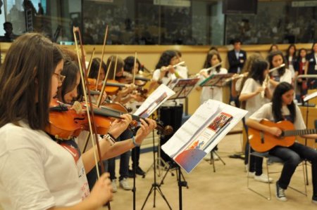 Avrupa Parlamentosu Türk Öğrencilerle Renklendi