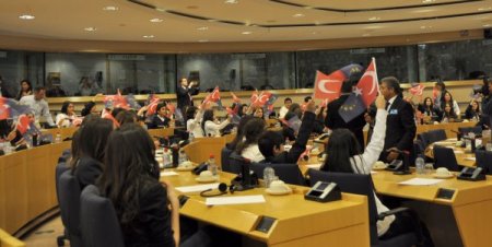 Avrupa Parlamentosu Türk Öğrencilerle Renklendi