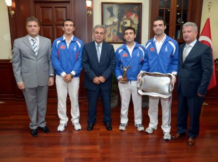 Avrupa Şampiyonu olan okçular Başkan Kocaoğlu'nu ziyaret etti