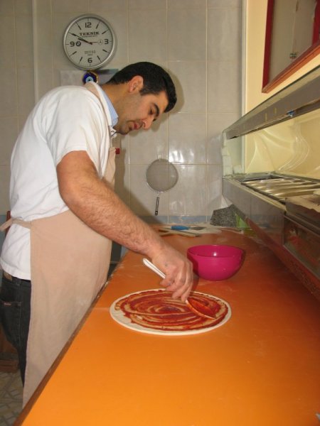 Avrupa’da Ustası Olduğu Pizzayı, Kasabadaki Hemşehrileri İçin Yapıyor