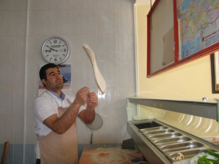 Avrupa’da Ustası Olduğu Pizzayı, Kasabadaki Hemşehrileri İçin Yapıyor