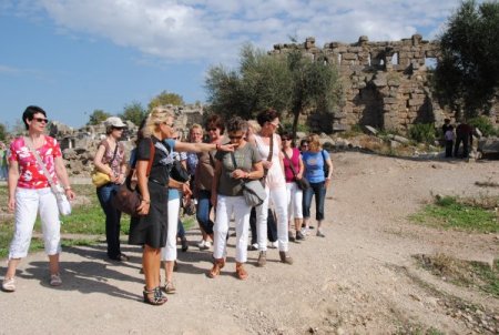 Avrupalı doktorlar yorgunluğu Antalya'da arkeoloji turuna çıkarak atıyor