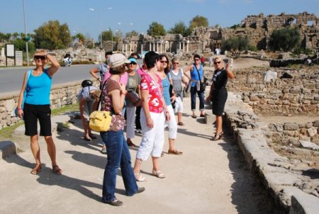 Avrupalı doktorlar yorgunluğu Antalya'da arkeoloji turuna çıkarak atıyor