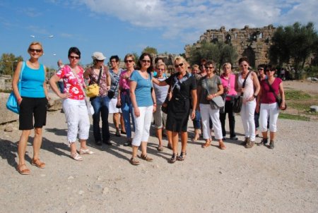Avrupalı doktorlar yorgunluğu Antalya'da arkeoloji turuna çıkarak atıyor