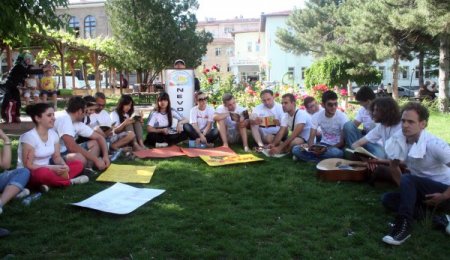 Avrupalı Gençler, Çay Bahçesinde Kitap Okudu