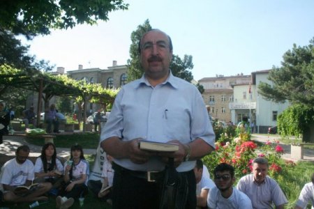 Avrupalı Gençler, Çay Bahçesinde Kitap Okudu