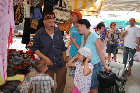 Avrupalı Tiyatro Oyuncularının Kostümleri Antalya'dan Gidiyor