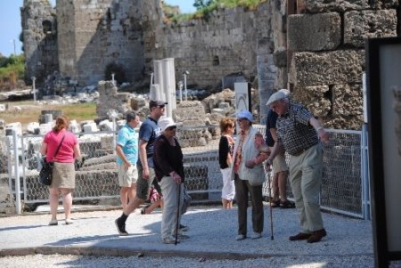 Avrupalı yaşlılar ilkbaharda, gençler yazın tatil yapıyor