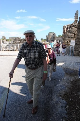 Avrupalı yaşlılar ilkbaharda, gençler yazın tatil yapıyor