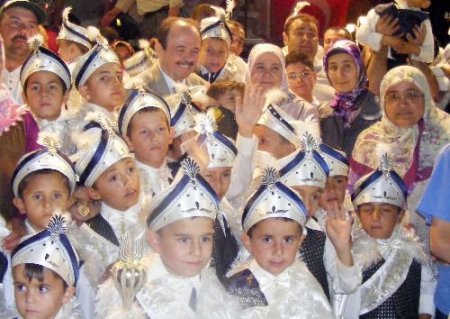 Avşar Emaye, 100 Çocuğu Sünnet Ettirdi