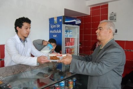 Avukat olmayı beklerken, savaştan kaçıp çiğ köfteci oldu