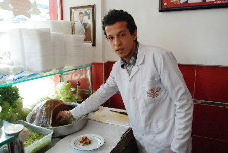 Avukat olmayı beklerken, savaştan kaçıp çiğ köfteci oldu