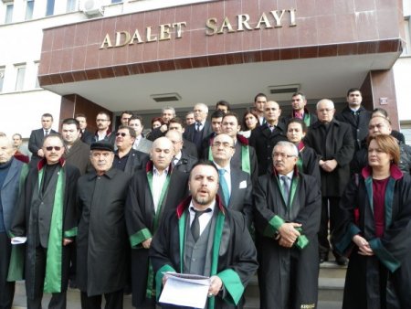 Avukatlar, meslektaşlarının darp edilmesini kınadı