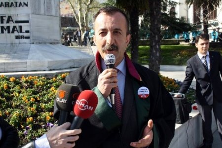 Avukatlar cübbeleriyle yürüdü