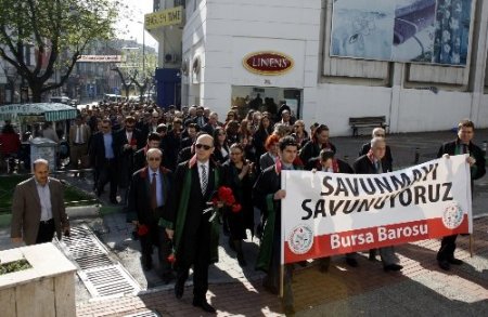 Avukatlar cübbeleriyle yürüdü