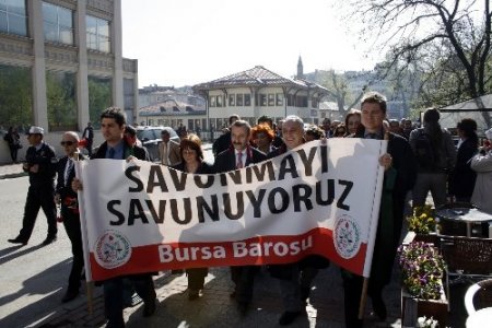 Avukatlar cübbeleriyle yürüdü