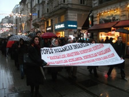 Avukatlar Toplu Mezar Konusunda Hükümetin Adım Atması İçin Yürüdü