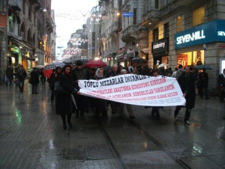 Avukatlar Toplu Mezar Konusunda Hükümetin Adım Atması İçin Yürüdü