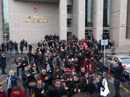 Avukatlardan, 'meslektaşlarımızı bırakın' eylemi