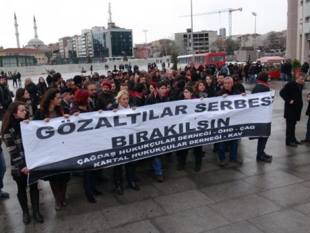 Avukatlardan, 'meslektaşlarımızı bırakın' eylemi