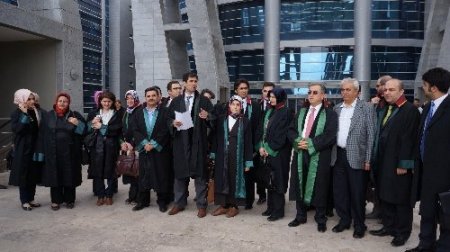 Avukatlardan kadın hakime başörtüsü tepkisi