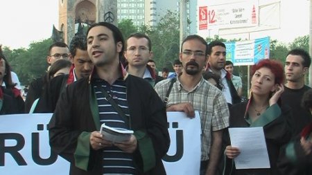 Avukatlardan Taksim’de, gösterilere izin verilsin eylemi