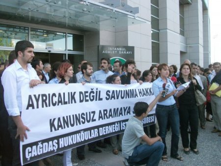 Avukatların Kovaladığı Sivil Polis, Camdan Çıkartılarak Kaçırıldı