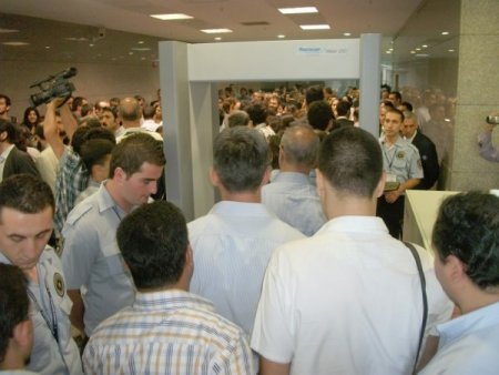 Avukatların Kovaladığı Sivil Polis, Camdan Çıkartılarak Kaçırıldı