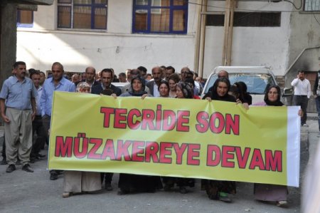 Avukatların Öcalan’la Görüşmemesi Üzerine, Hakkari’de Yürüyüş Ve Oturma Eylemi