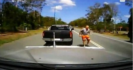 Avustralya’daki inanılmaz yol verme kavgası kamerada