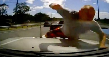 Avustralya’daki inanılmaz yol verme kavgası kamerada