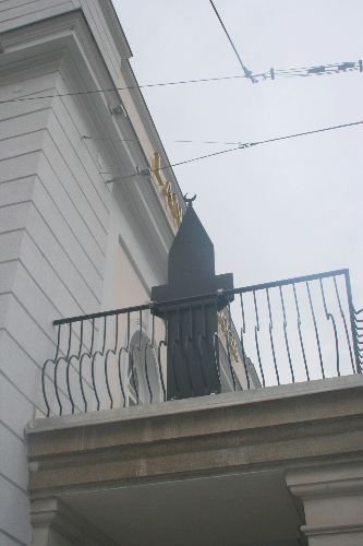 Avusturya'da Tiyatro Binasının Balkonuna Minare Diktiler