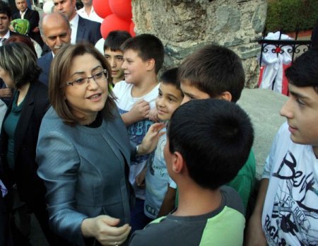 Ayağı burkulan Bakan Şahin, Bursa’dan ayrıldı