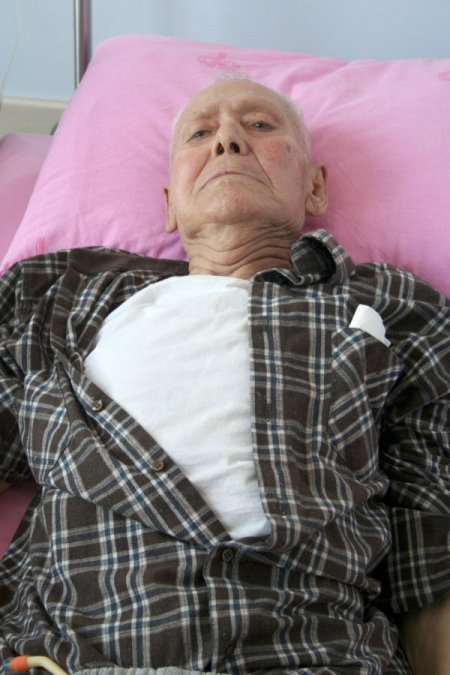 Ayağı Kangren Olan Yaşlı Adam Hastaneye Kaldırıldı (Fotoğraf İçin)