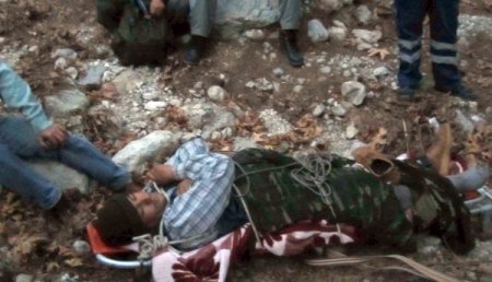 Ayağı kayaya sıkışan rehberi avcılar kurtardı