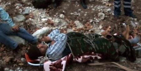 Ayağı kayaya sıkışan rehberi avcılar kurtardı