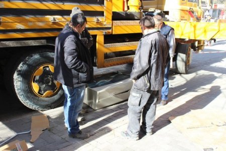 Ayağına 7 metreden 100 kiloluk klima düştü